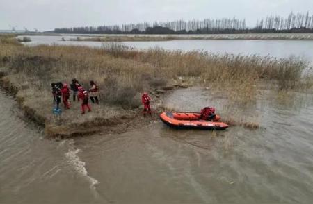 上海四人钓鱼迷途滩涂，周围被水围困，距离岸边300米，急需救援！