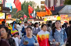 日照火爆现象揭秘：挤不动也要去，美食盛宴不容错过！