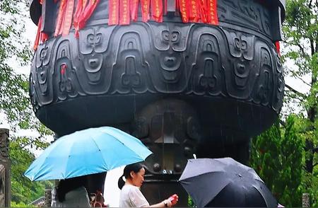 雨中寻宝：绿宝石的神秘之旅